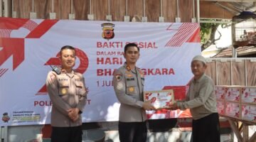 Bakti Sosial Hari Bhayangkara Ke-79, Kapolres Garut Berikan Sembako Kepada Masyarakat