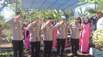 Kapolda Jabar Didampingi Kapolres Garut Takziah Ke Rumah Duka dan Makam Bripka Cecep Saepul Bahri yang Gugur Saat Bertugas